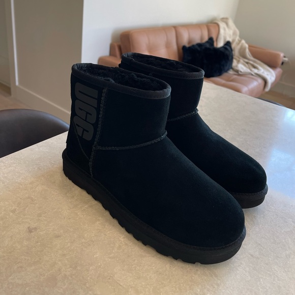 New UGG Black Classic Mini UGG Rubber Logo Boots, Size US 7 - Picture 8 of 11